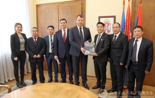 中國僑網(wǎng)合影留念