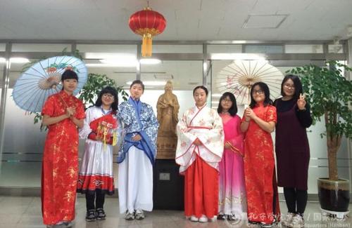 中國僑網(wǎng)試穿中國傳統(tǒng)服飾