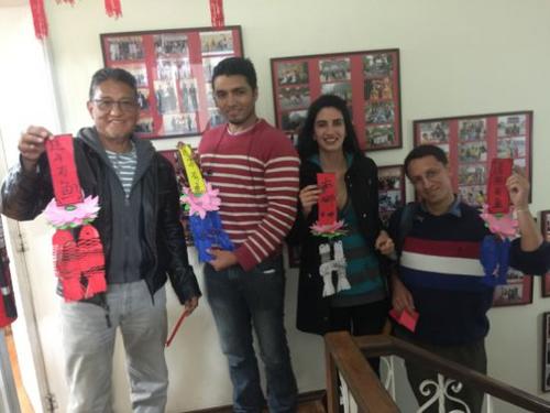 中國(guó)僑網(wǎng)學(xué)生展示他們的學(xué)習(xí)成果