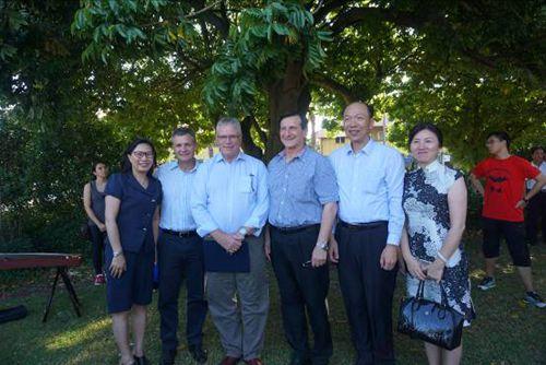 中國僑網(wǎng)新南威爾士大學(xué)孔子學(xué)院奚俊芳院長與來賓合影