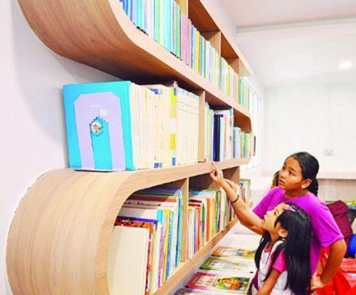 中國僑網(wǎng)圖書館內(nèi)其中一個設計為S形書架。(馬來西亞《光華日報》)