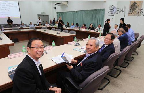 中國僑網(wǎng)安努亞慕沙(中)在劉華才(左)的陪同下,與董總主席劉利民(右)等人進行了逾一小時的交流會議。(馬來西亞《星洲日報》)