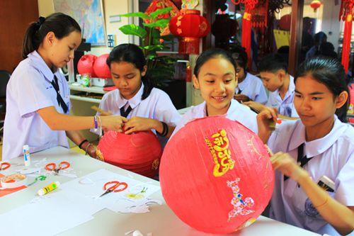 中國僑網(wǎng)“我們都是扎燈籠小能手”