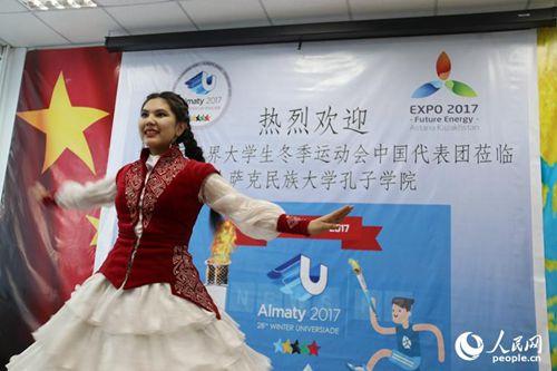 中國僑網(wǎng)孔子學(xué)院學(xué)生表演節(jié)目 記者:周翰博攝