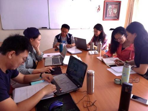 中國僑網(wǎng)思源中國語學(xué)校中、高級(jí)教研組教師研討教材、教法