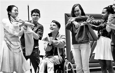 中國僑網(wǎng)學(xué)生們和藝術(shù)團(tuán)的老師學(xué)習(xí)中國古典舞手勢