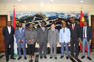 中國僑網(wǎng)合影