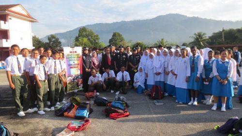 中國僑網(wǎng)各級警官與學(xué)生在活動結(jié)束后大合照。(馬來西亞《星洲日報》)