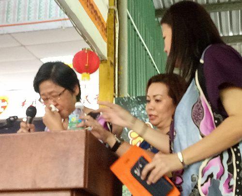 中國僑網(wǎng)周榮花(左)淚灑歡送會! (馬來西亞《星洲日報》)