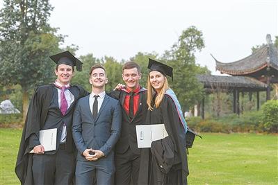 中國僑網(wǎng)吉利(右二)和同學(xué)們。 (寧波諾丁漢供圖)