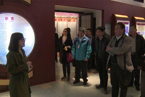 中國(guó)僑網(wǎng)訪問(wèn)團(tuán)一行參觀校史館