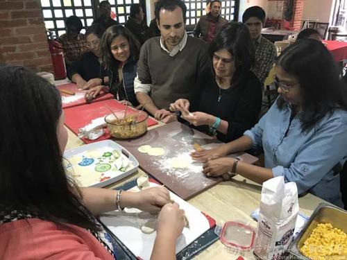 中國僑網(wǎng)CIMMYT的各國學(xué)者們學(xué)習(xí)包餃子