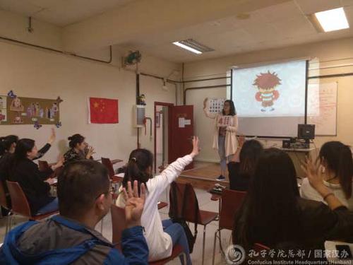 中國僑網(wǎng)裴梓伊老師的精彩教學(xué)瞬間