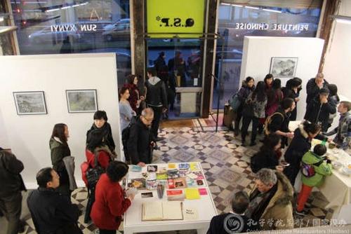 中國(guó)僑網(wǎng)畫(huà)展現(xiàn)場(chǎng)