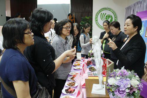 中國僑網(wǎng)中醫(yī)展臺(tái)吸引民眾參觀