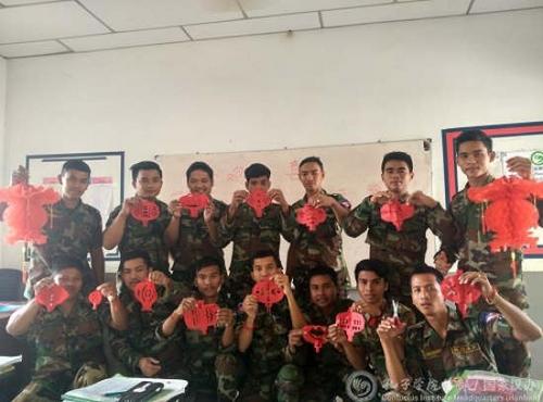 中國(guó)僑網(wǎng)展示剪紙作品