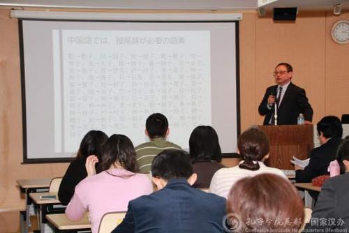 中國(guó)僑網(wǎng)沈國(guó)威做報(bào)告