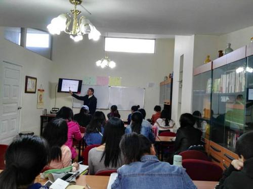 中國僑網(wǎng)費(fèi)年成老師在講解《有效備課》