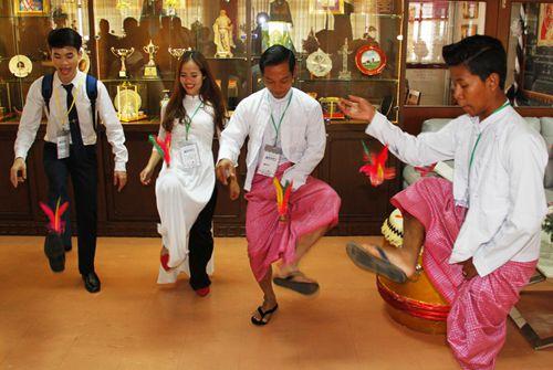 中國僑網(wǎng)踢毽子