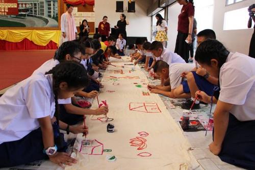 中國僑網(wǎng)雙方學(xué)生共同作畫