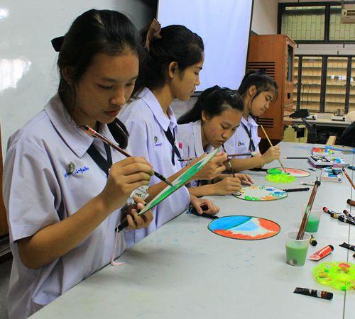 中國(guó)僑網(wǎng)聚精會(huì)神畫團(tuán)扇