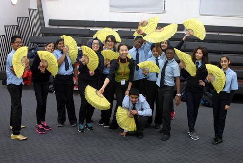 中國僑網(wǎng)學(xué)習(xí)扇子舞 校方供圖(英國《僑報》)