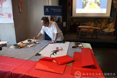 中國僑網(wǎng)作畫