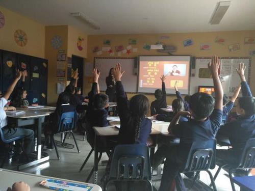 中國(guó)僑網(wǎng)學(xué)生積極回答問(wèn)題