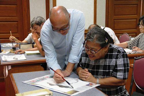 中國僑網(wǎng)孫巖現(xiàn)場指導(dǎo)教師畫中國畫