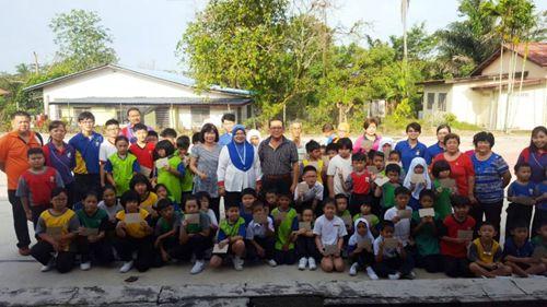 中國(guó)僑網(wǎng)合影 (馬來(lái)西亞《星洲日?qǐng)?bào)》)