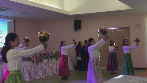 中國僑網(wǎng)中文系學生表演了中國歌舞