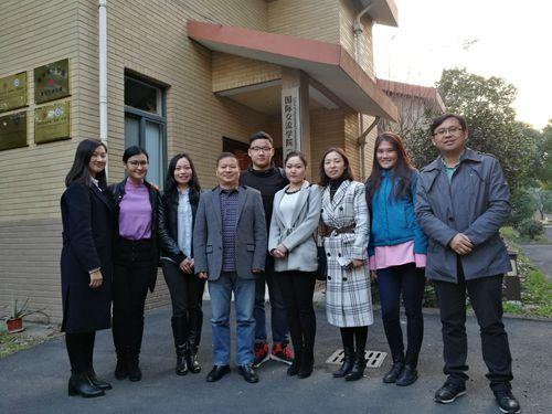 中國僑網(wǎng)合影