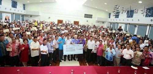 中國(guó)僑網(wǎng)柔州華小各董事部及校方代表在領(lǐng)取撥款后與嘉賓大合照。(馬來(lái)西亞《星洲日?qǐng)?bào)》)