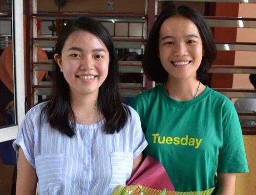 中國(guó)僑網(wǎng)黃倩如(左)靠觀察老師及朋友說話的口型來學(xué)習(xí)(馬來西亞《星洲日?qǐng)?bào)》)