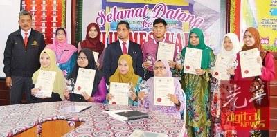 中國僑網(wǎng)合影 (馬來西亞《光華日報(bào)》)