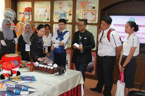 中國(guó)僑網(wǎng)曼松德孔子學(xué)院教師講解中國(guó)茶文化