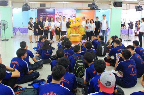 中國(guó)僑網(wǎng)曼松德孔子學(xué)院教師同中國(guó)師生代表團(tuán)一起表演舞獅