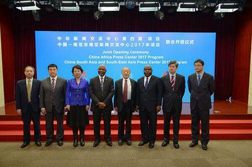 中國僑網(wǎng)合影