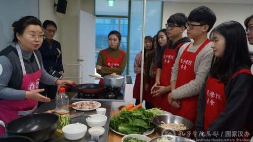 中國僑網(wǎng)陳蘭玉老師在認真講解做菜步驟