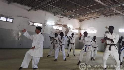 中國僑網(wǎng)郭曉峰演示太極拳套路