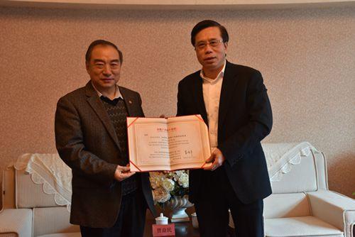 中國僑網(wǎng)賈益民向馮志農(nóng)頒發(fā)華僑大學(xué)第七屆董事會董事聘書