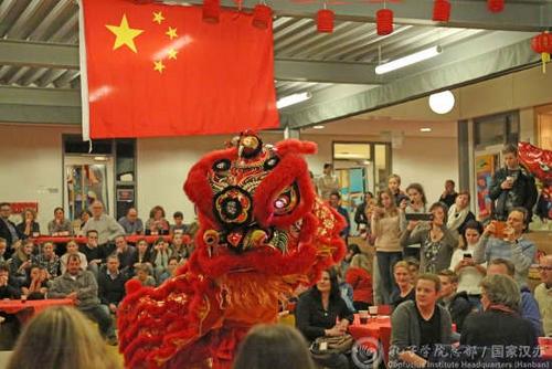 中國僑網(wǎng)荷蘭鹿特丹醒獅隊表演舞獅