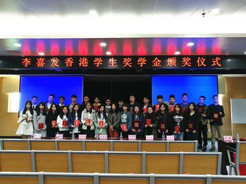 中國(guó)僑網(wǎng)李嘉燕與獲獎(jiǎng)學(xué)生合影