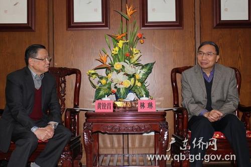 中國僑網(wǎng)省僑辦林琳巡視員(右)與緬華筆友協(xié)會(huì)黃銓昌主席座談交流