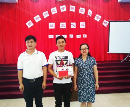 中國僑網(wǎng)合影