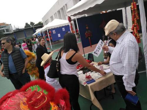 中國(guó)僑網(wǎng)第一次看到自己的漢語名字