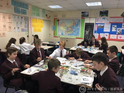 中國(guó)僑網(wǎng)學(xué)生臨摹中國(guó)畫(huà)