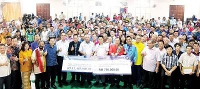 中國僑網(wǎng)瑪茲爾與獲得撥款的各校代表合影。 (馬來西亞《光華日報》)