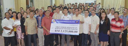 中國僑網(wǎng)張盛聞(前排右六)移交特別撥款模擬支票 (馬來西亞《星洲日報》)