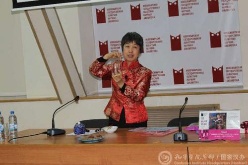 中國(guó)僑網(wǎng)宿巋嵐老師講述日常禮儀